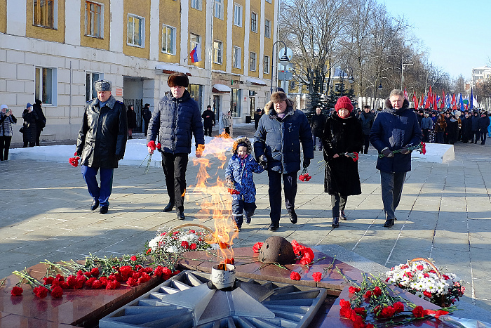 Александр Соколов возложил цветы к Вечному огню.