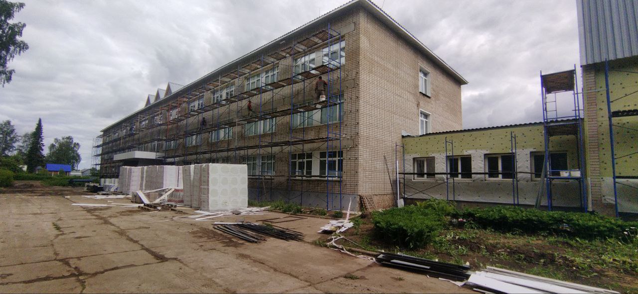 В поселке Краснооктябрьском ремонтируют фасад школы.