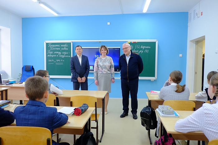 Александр Соколов: фасад Краснооктябрьской школы поможем отремонтировать, когда местные власти снесут заброшенное соседнее здание. Александр Соколов: фасад Краснооктябрьской школы поможем отремонтировать, когда местные власти снесут заброшенное соседнее здание.