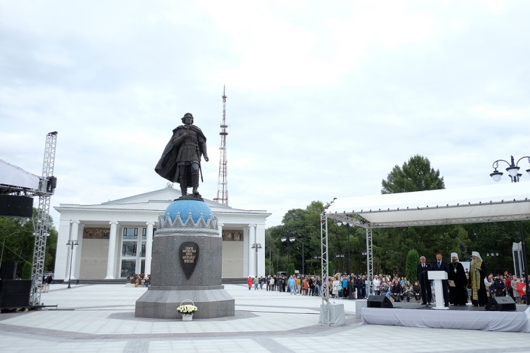 Памятник Александру Невскому – символ истории Кирова. Памятник Александру Невскому – символ истории Кирова.